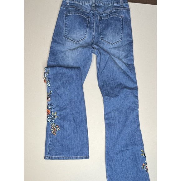 9th & Main Women's Light Blue Distressed Floral Embroidered Flare Jeans Size 8 - Picture 8 of 12